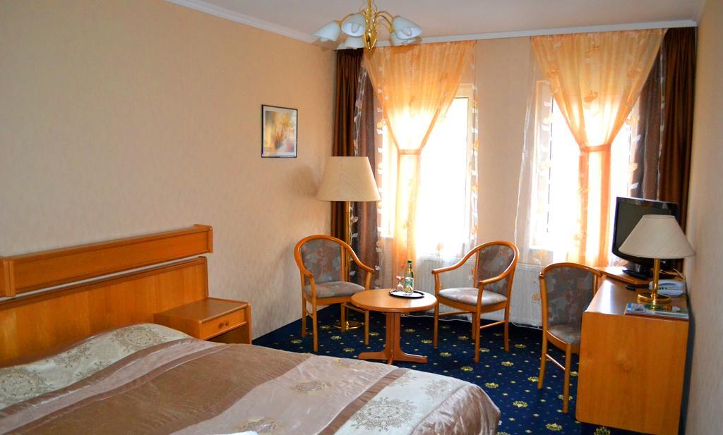 Hotel Zum Goldenen Hirsch Sankt Kilian Екстер'єр фото