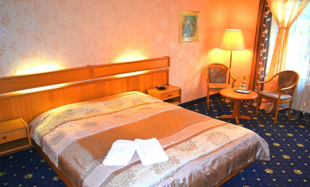 Hotel Zum Goldenen Hirsch Sankt Kilian Екстер'єр фото