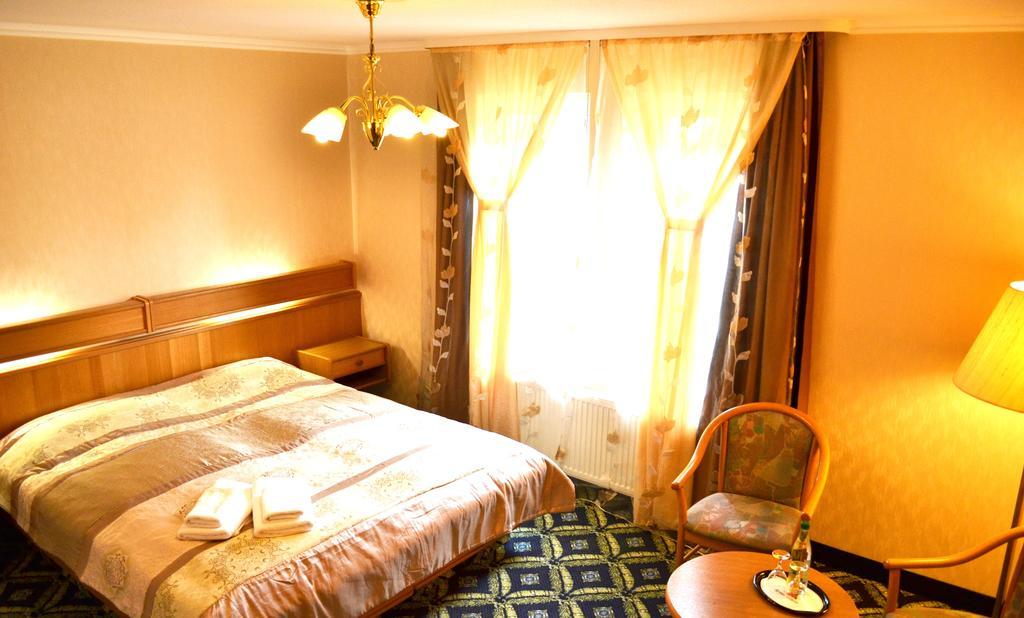 Hotel Zum Goldenen Hirsch Sankt Kilian Екстер'єр фото