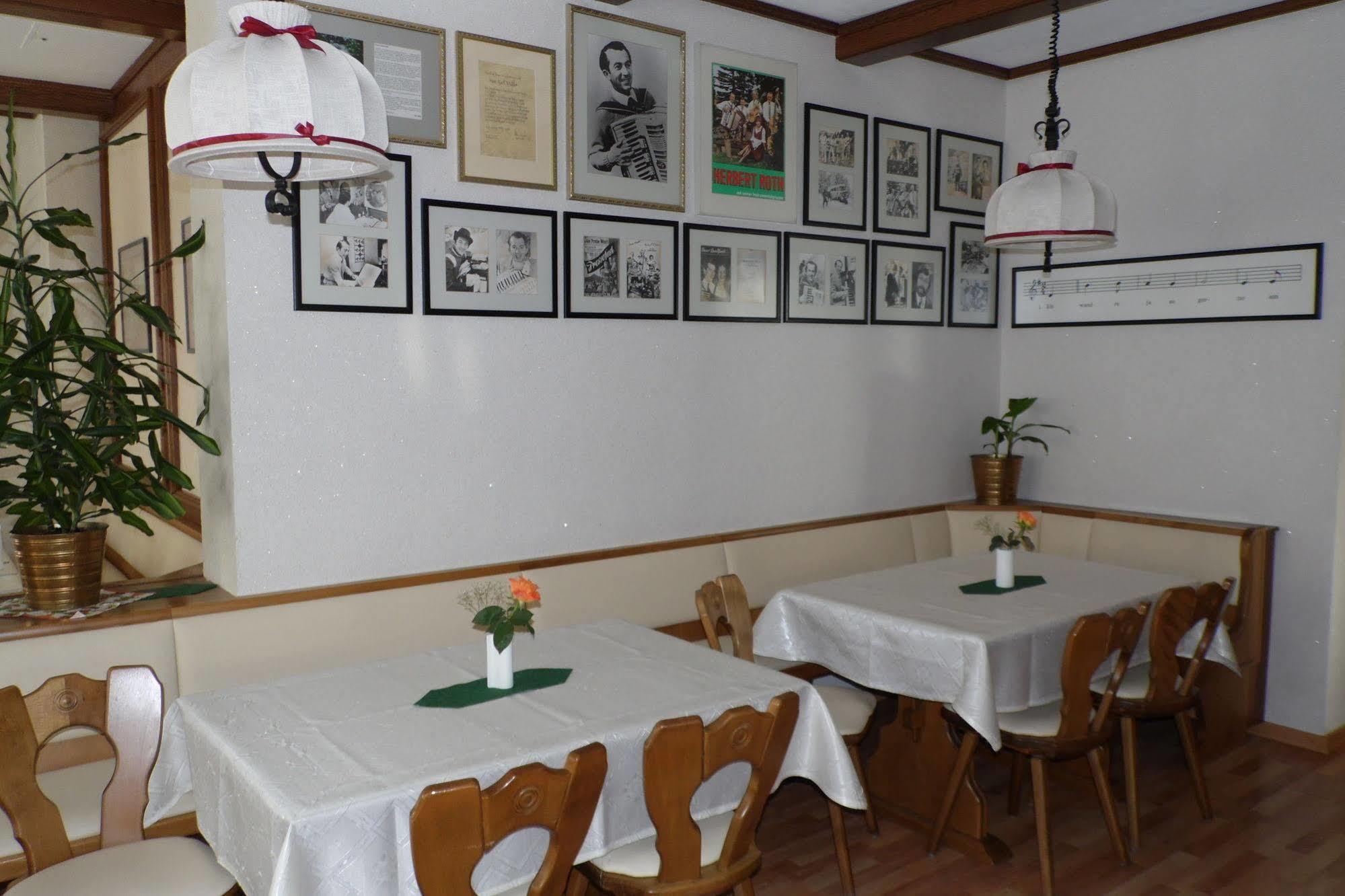 Hotel Zum Goldenen Hirsch Sankt Kilian Екстер'єр фото