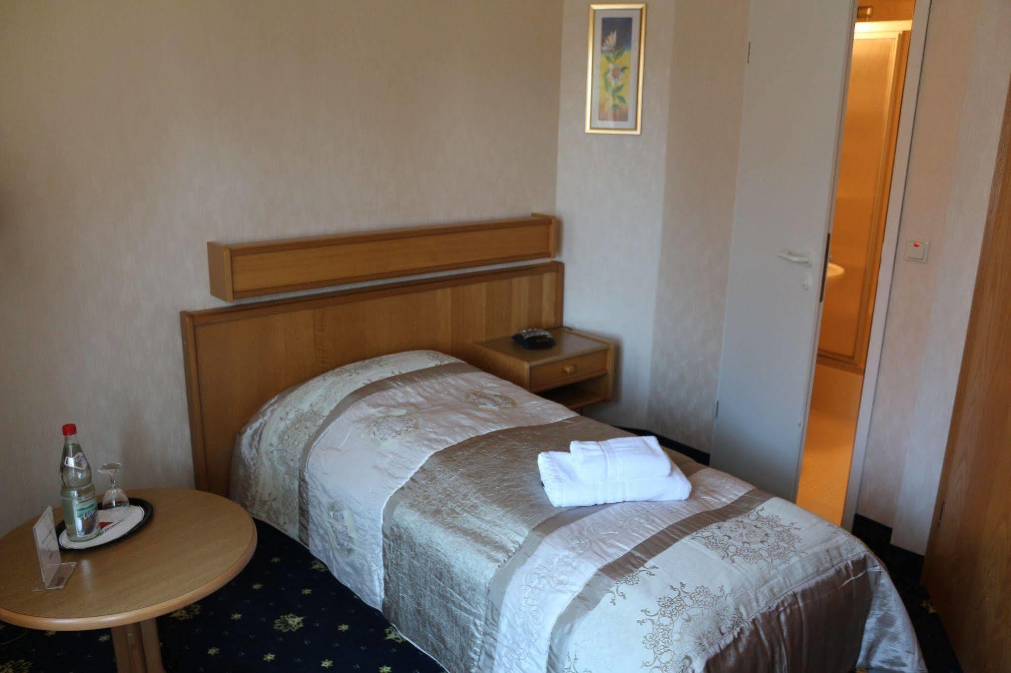 Hotel Zum Goldenen Hirsch Sankt Kilian Екстер'єр фото