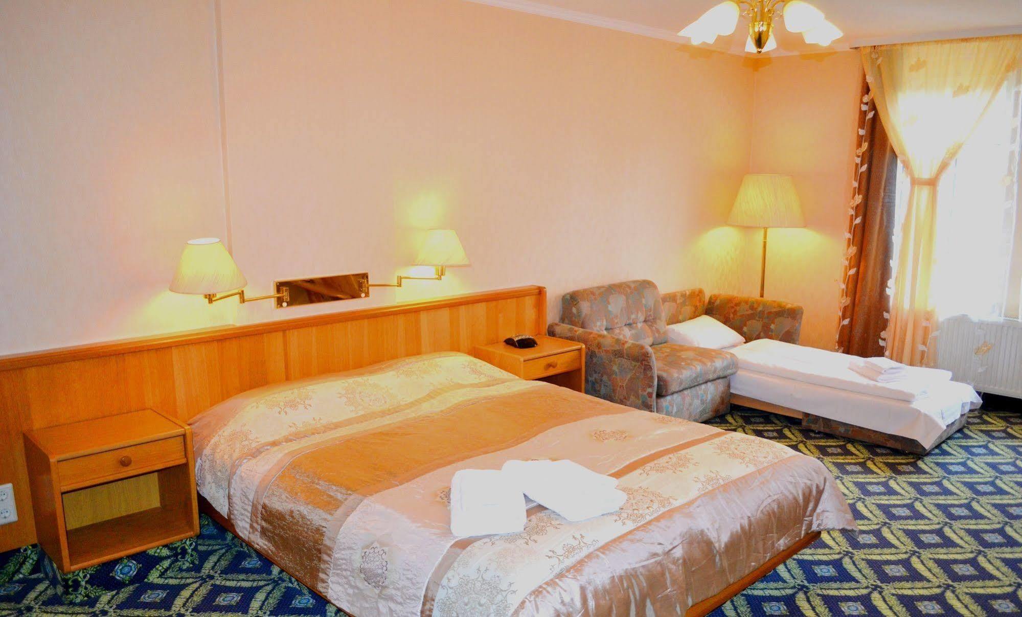 Hotel Zum Goldenen Hirsch Sankt Kilian Екстер'єр фото