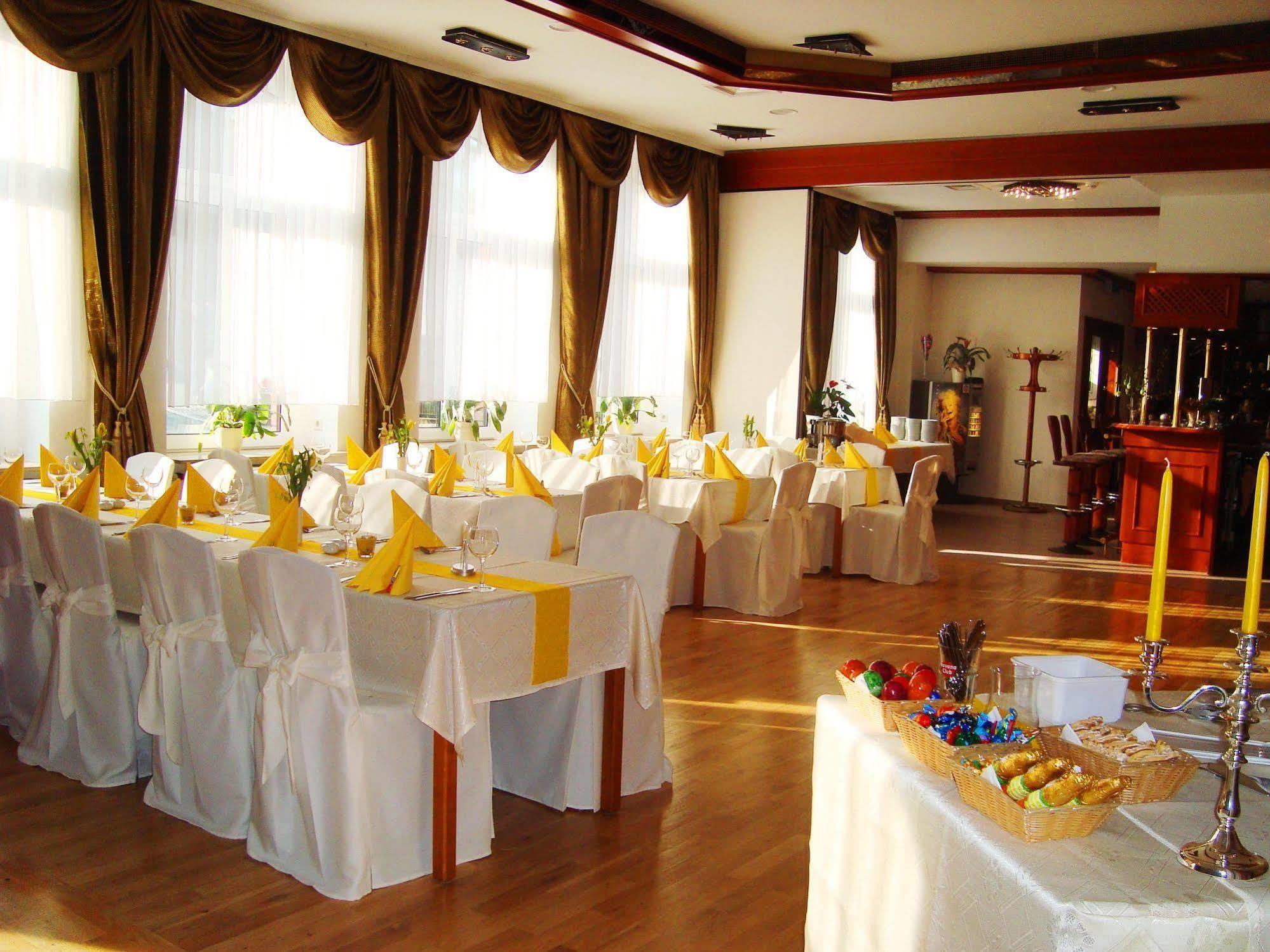 Hotel Zum Goldenen Hirsch Sankt Kilian Екстер'єр фото