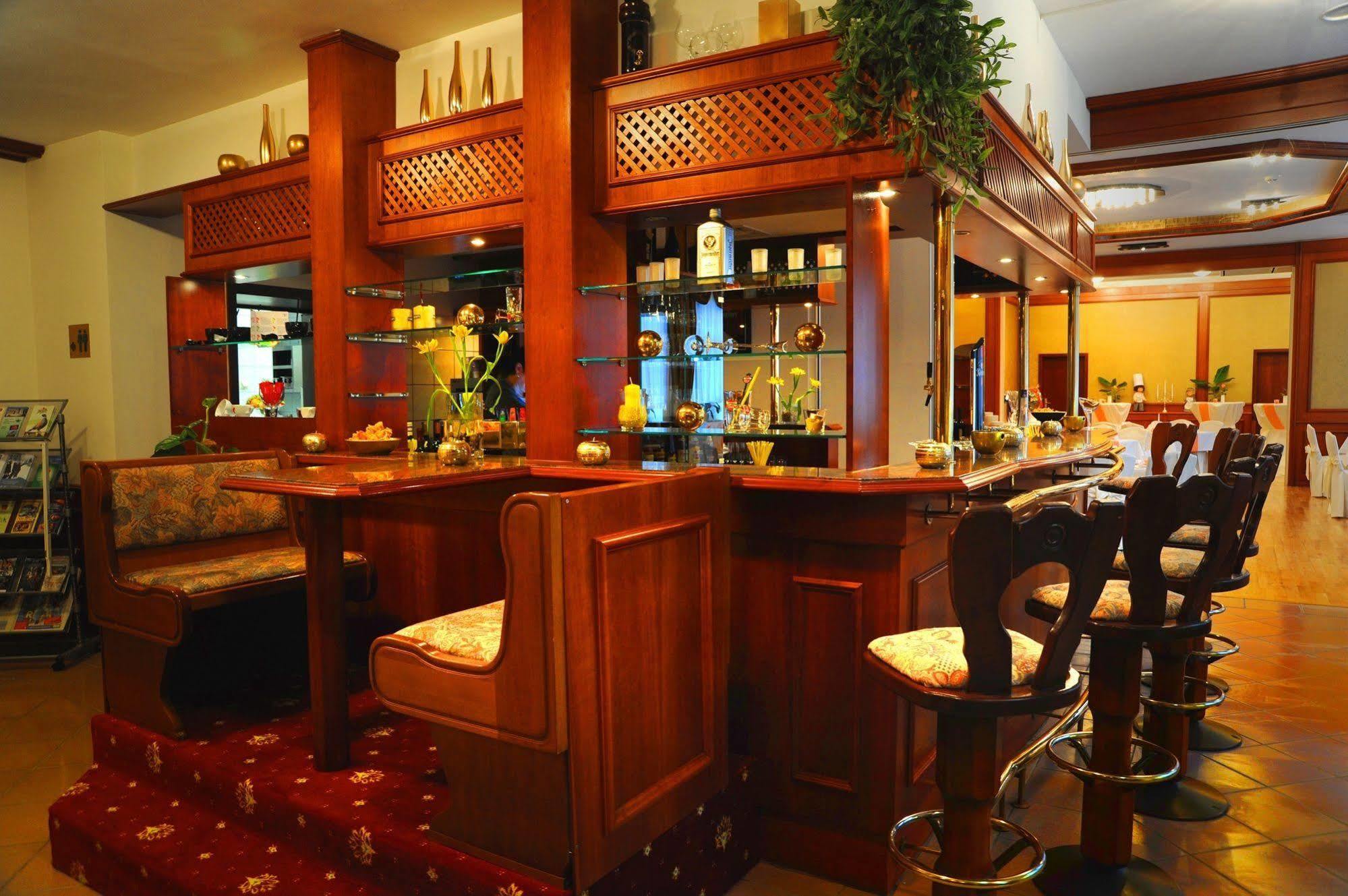 Hotel Zum Goldenen Hirsch Sankt Kilian Екстер'єр фото