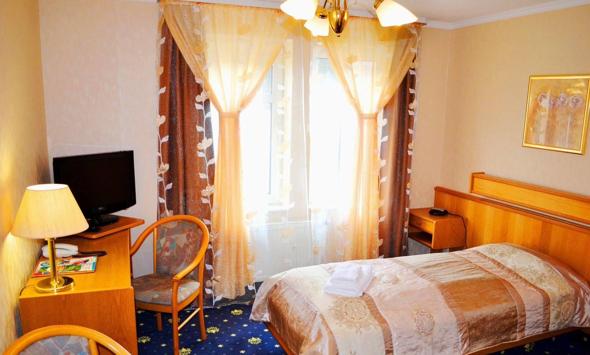 Hotel Zum Goldenen Hirsch Sankt Kilian Екстер'єр фото