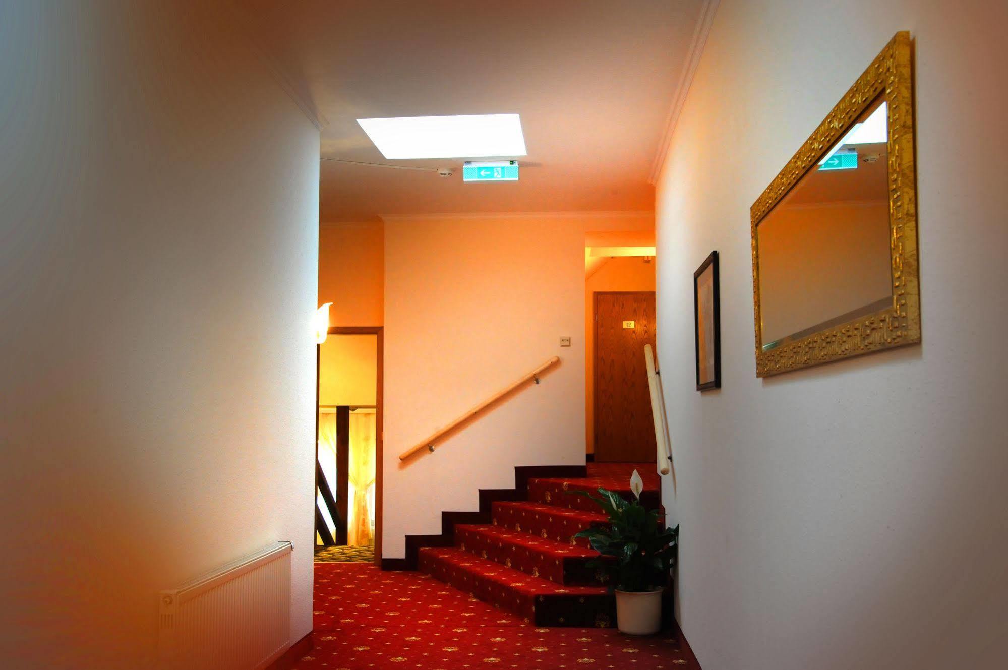 Hotel Zum Goldenen Hirsch Sankt Kilian Екстер'єр фото